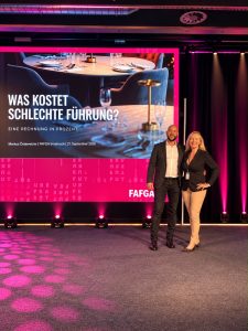 Markus Österreicher mit der Moderatorin vor der Keynote-Leinwand, FAFGA 2026 Innsbruck